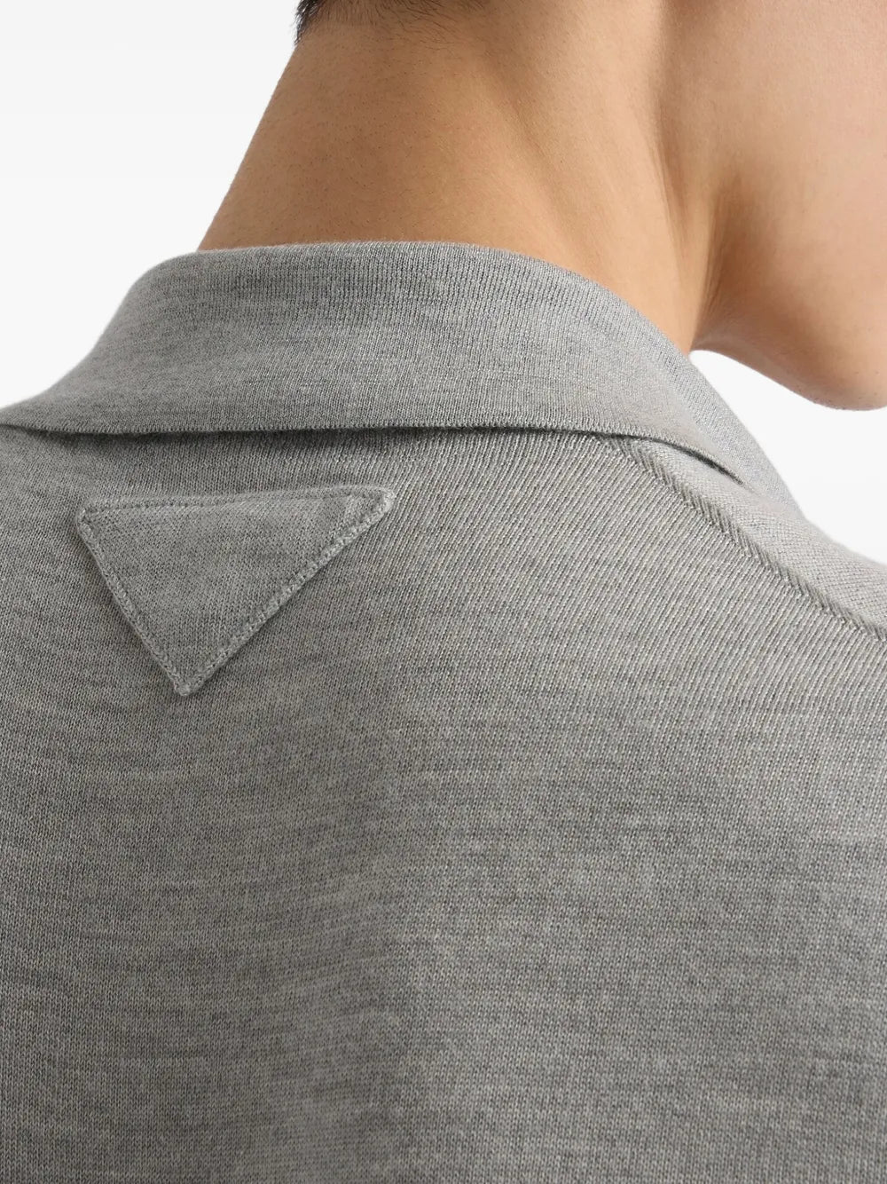 Imagem do Polo de Cashmere e Seda da Prada para Homem - Temporada Outono-Inverno 2025 - Vista Detalhada_6