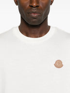 Bild des Herren T-Shirts mit Lederlogo der Marke Moncler - Herbst-Winter 2025 Saison - Detaillierte Ansicht_4