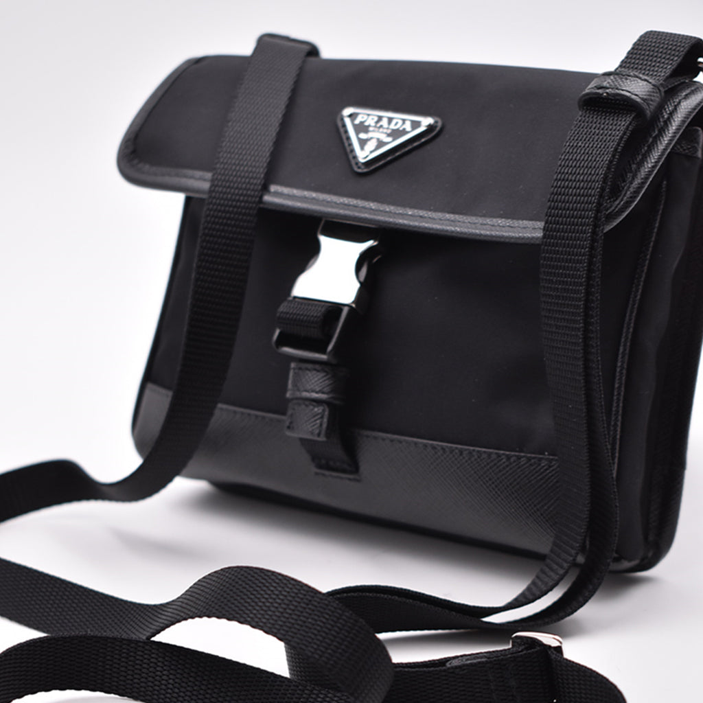 Sacs bandoulière Mini pochette en Re-Nylon et cuir noir Prada Noir Homme