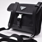 Sacs bandoulière Mini pochette en Re-Nylon et cuir noir Prada Noir Homme