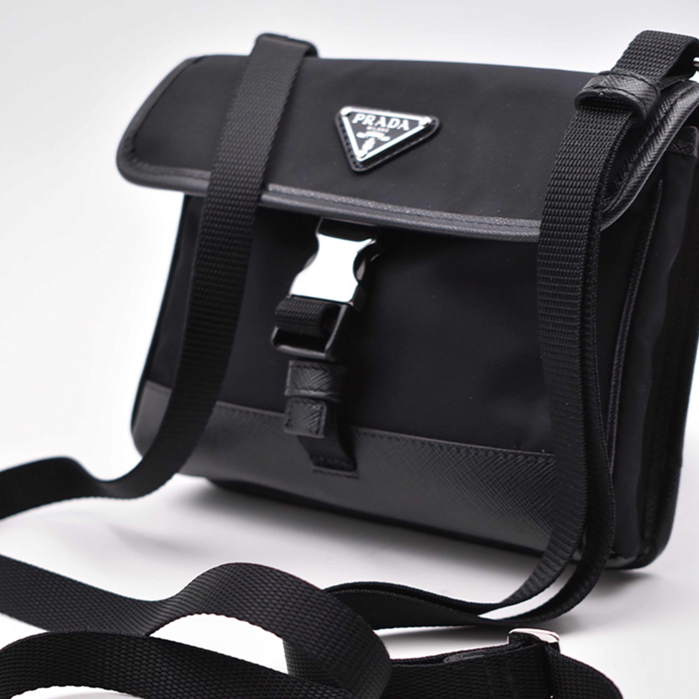 Sacs bandoulière Mini pochette en Re-Nylon et cuir noir Prada Noir Homme