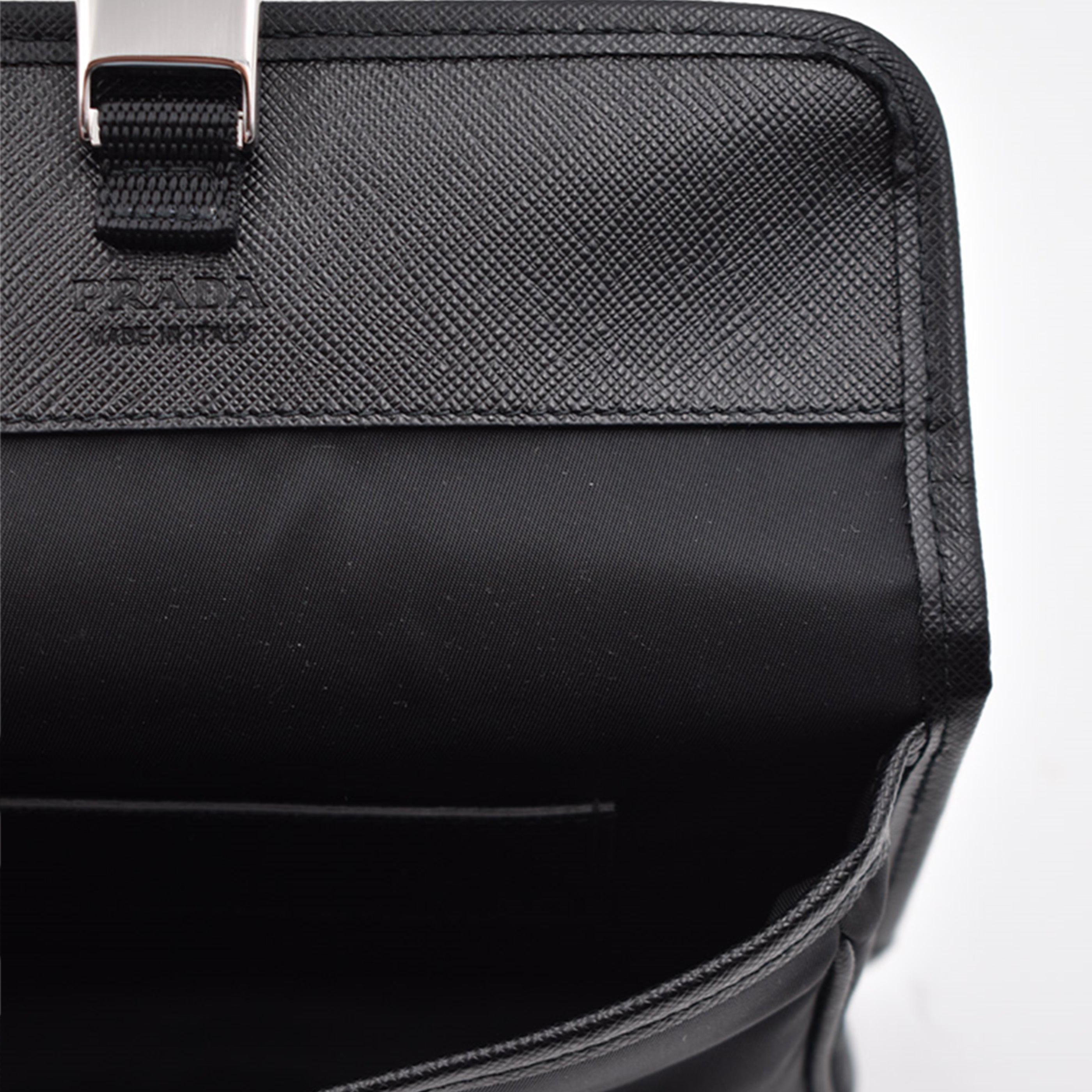 Sacs bandoulière Mini pochette en Re-Nylon et cuir noir Prada Noir Homme