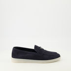 Imagem dos mocassins em camurça azul marinho da Prada para Homem - Temporada Primavera-Verão 2026 - Vista lateral direita