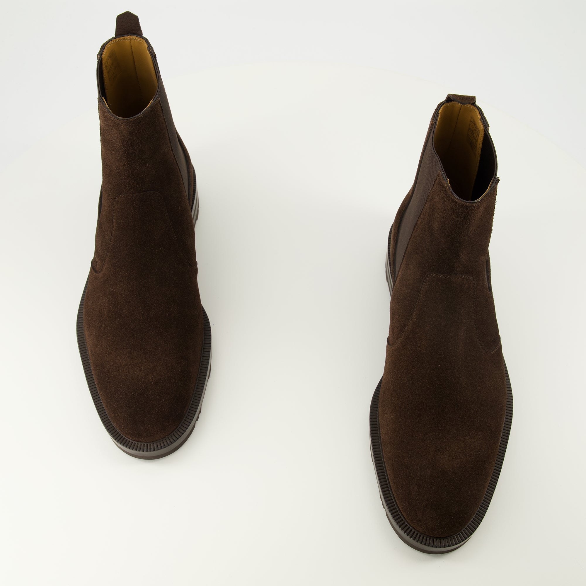 Imagen de las botines Chelsea marrones de la marca Dior para Hombre - Temporada Primavera-Verano 2026 - Vista superior del par de zapatos