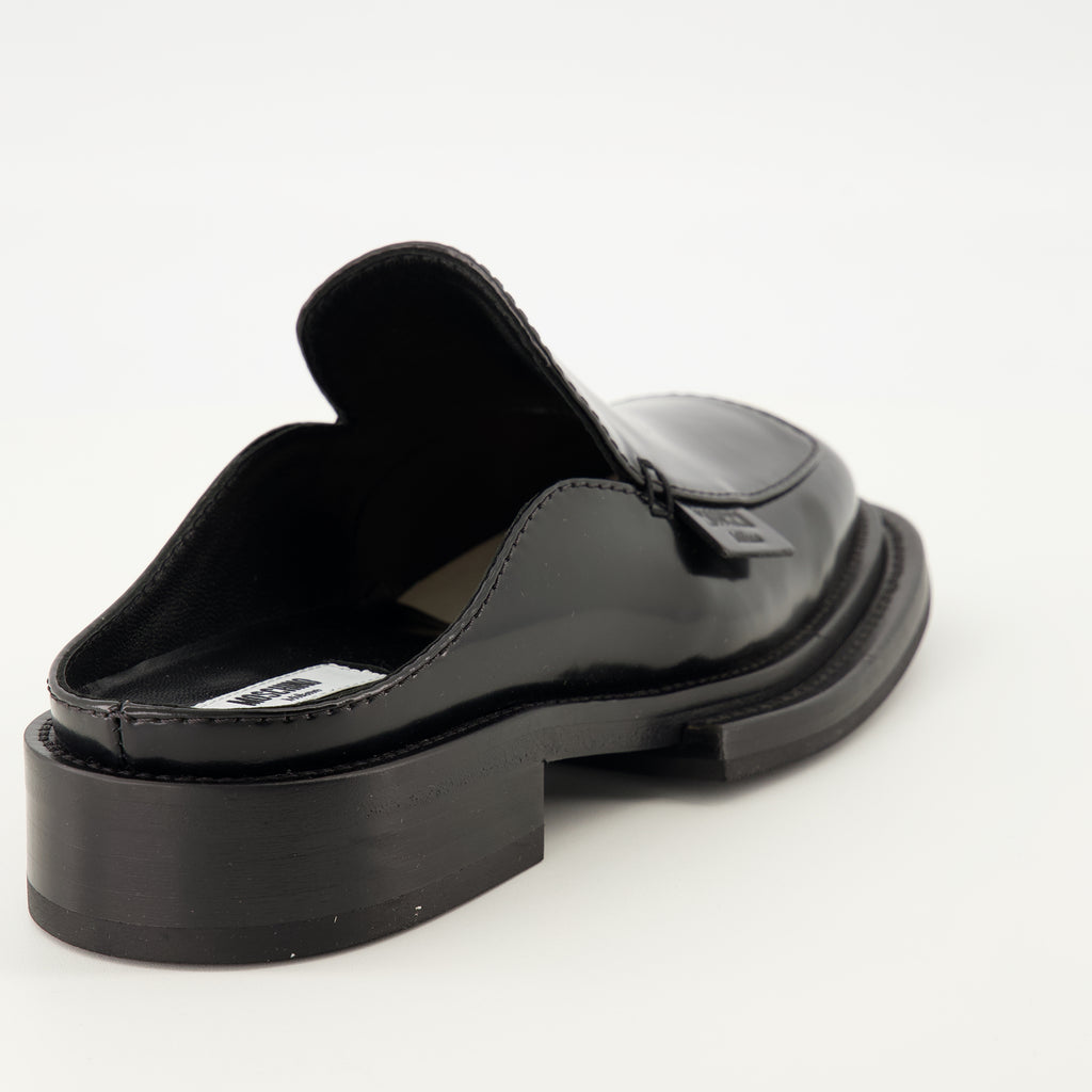 Image de l'article Mules en cuir de la marque Moschino pour Femme - Saison Automne-Hiver 2025 - Vue trois quarts arrière droite