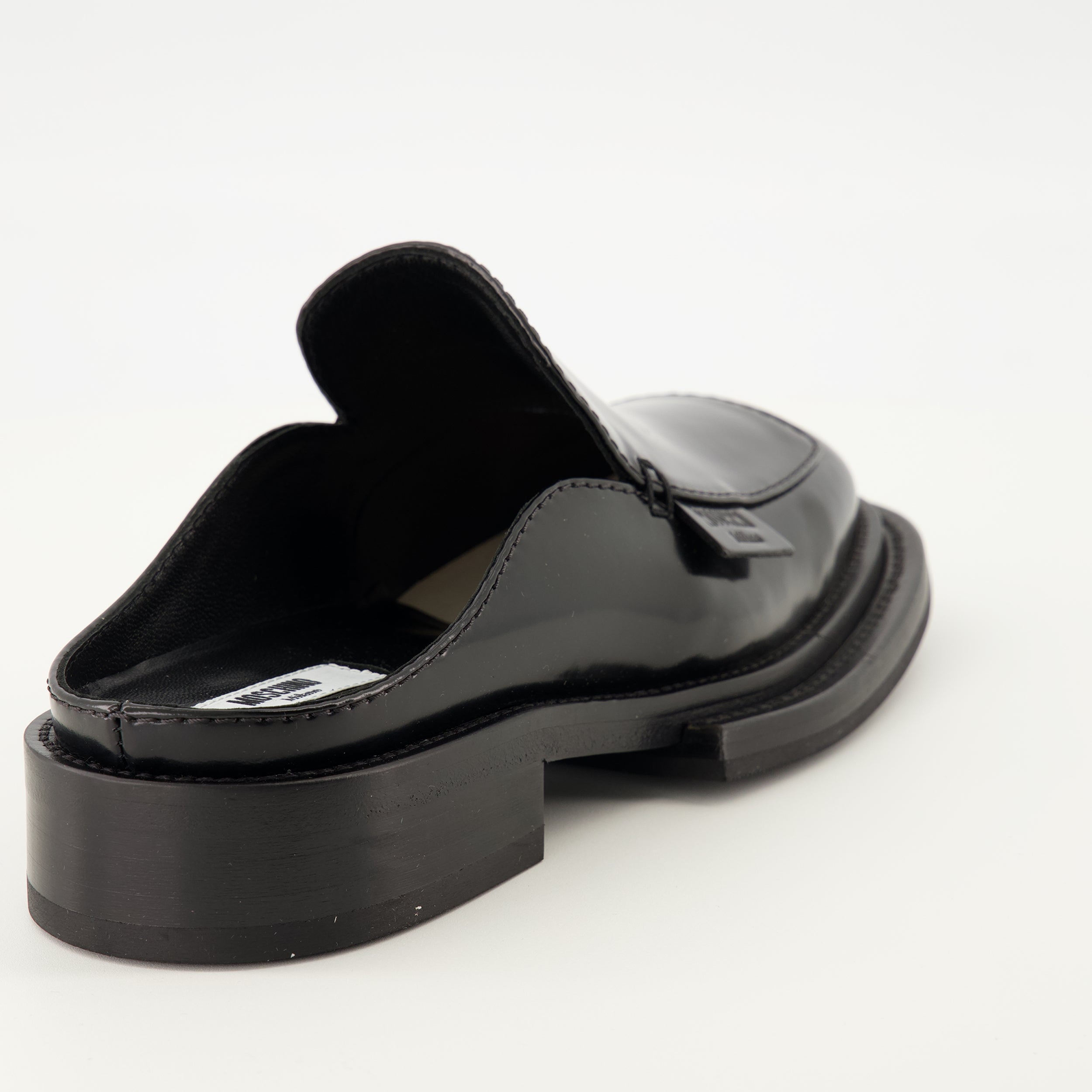 Image de l'article Mules en cuir de la marque Moschino pour Femme - Saison Automne-Hiver 2025 - Vue trois quarts arrière droite