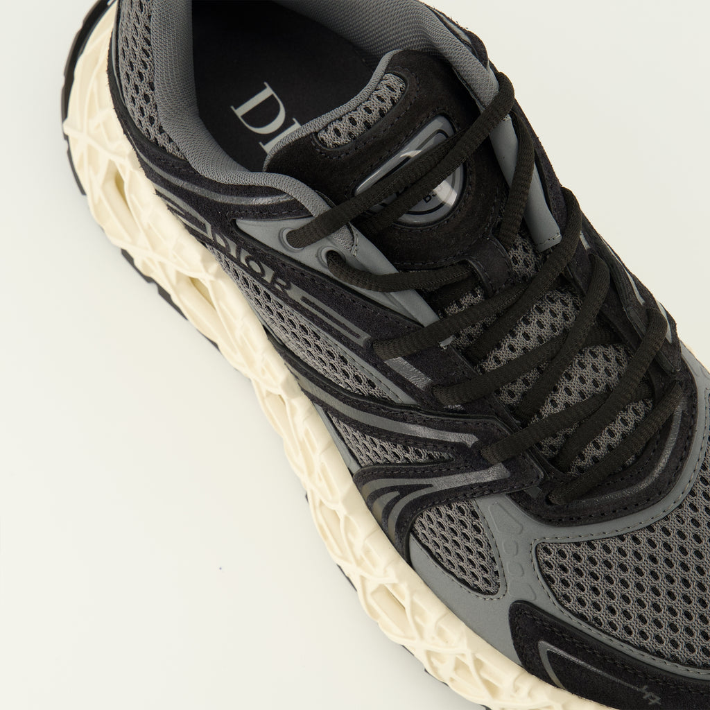 Bild der Dior Herren B35 grauen Sneakers - Frühjahr/Sommer 2026 - Detailansicht von oben