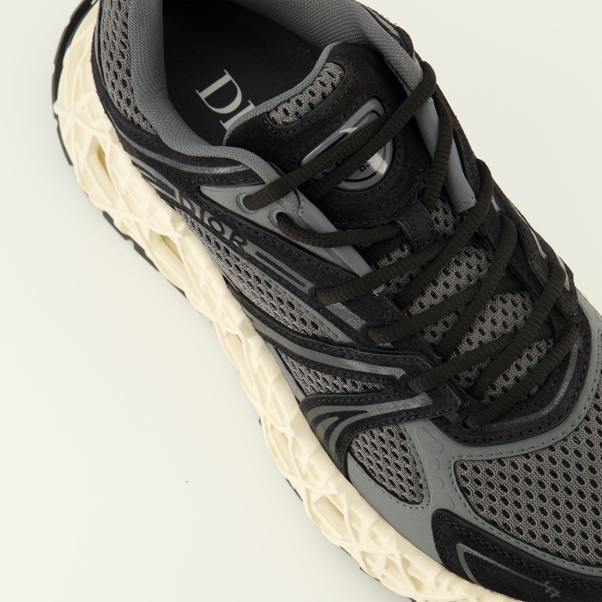 Bild der Dior Herren B35 grauen Sneakers - Frühjahr/Sommer 2026 - Detailansicht von oben
