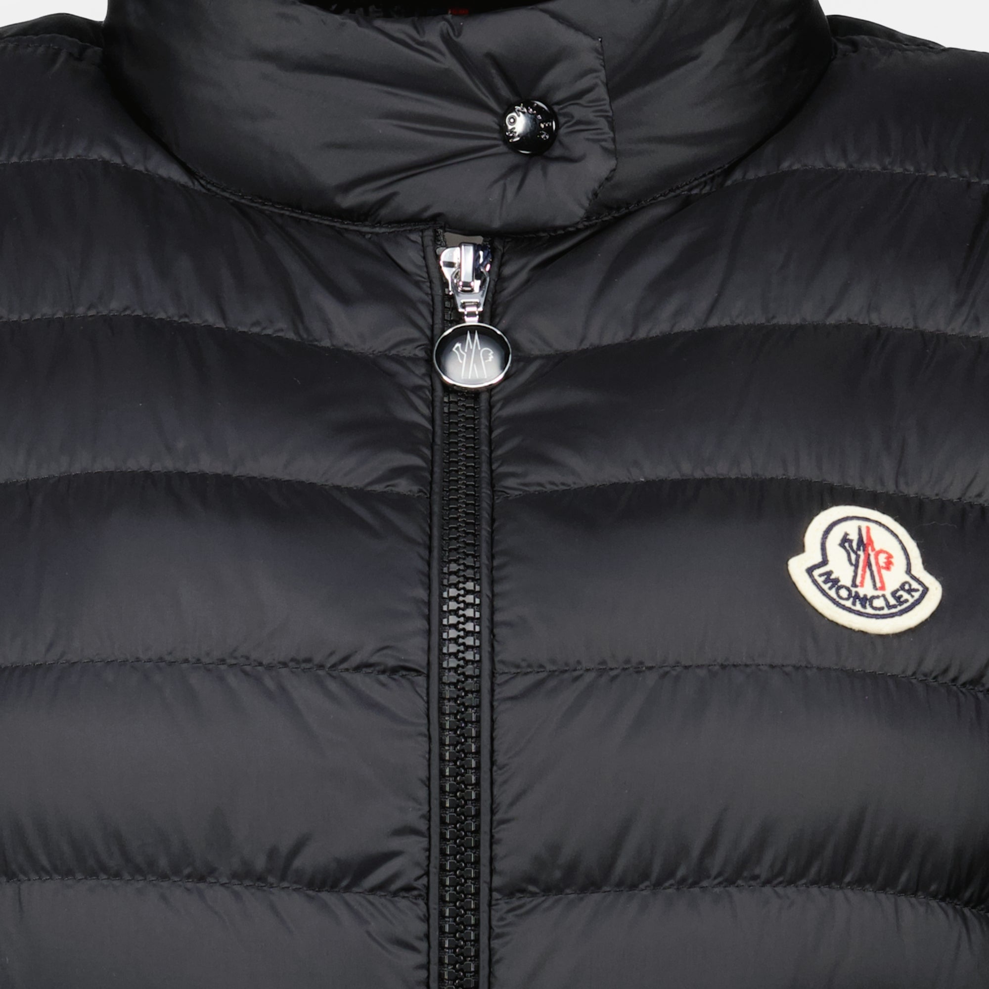 Bild der Igens schwarzen ärmellosen Daunenjacke von Moncler für Damen - Frühjahr-Sommer 2026 - Detaillierte Ansicht_2