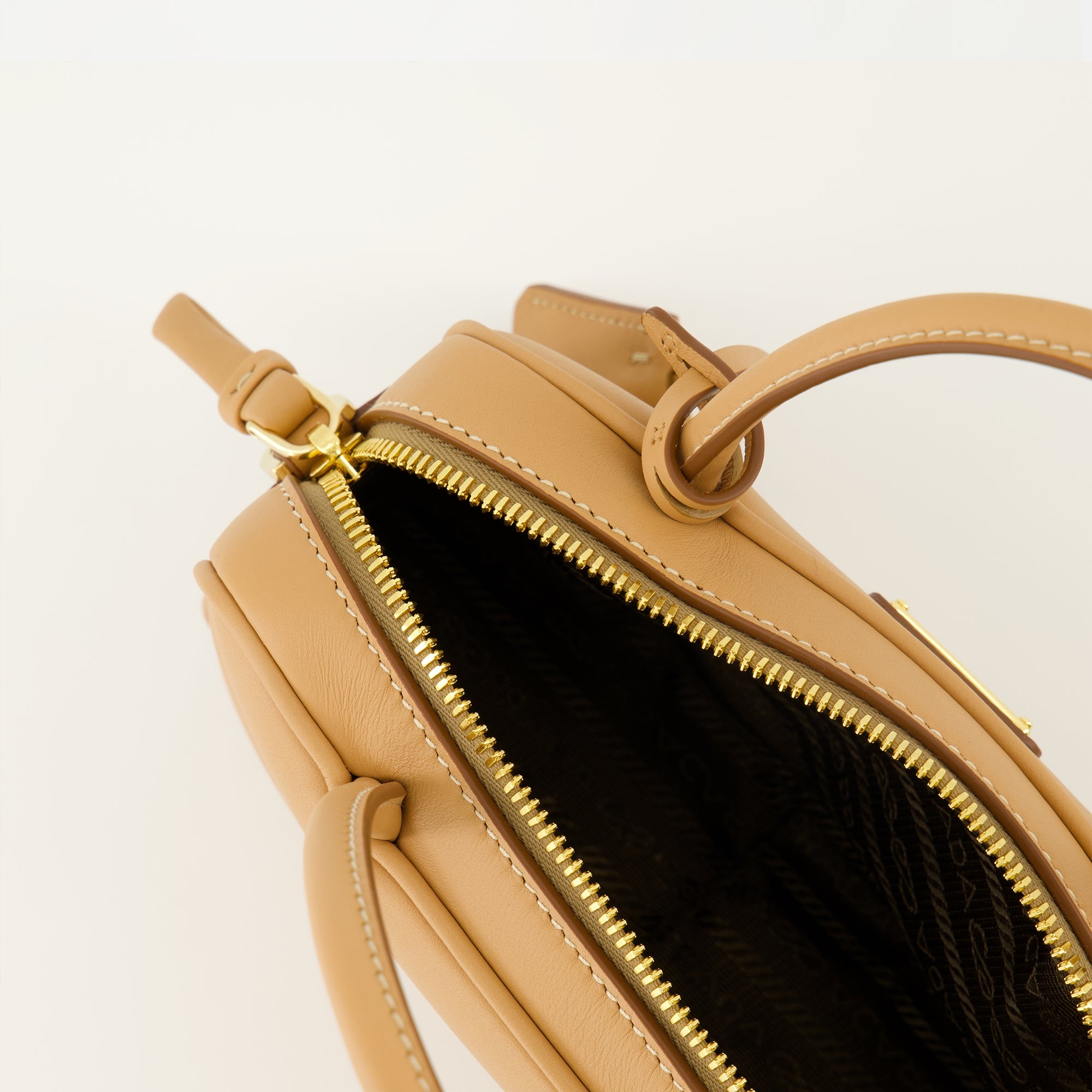 Image de l'article Sac en cuir beige de la marque Prada pour Femme - Saison Printemps-Été 2026 - Vue détaillée_3