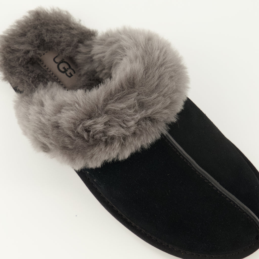 Image of the Scuffette II black slippers by Ugg for Unisex - Spring-Summer 2026 - Detailed View 3