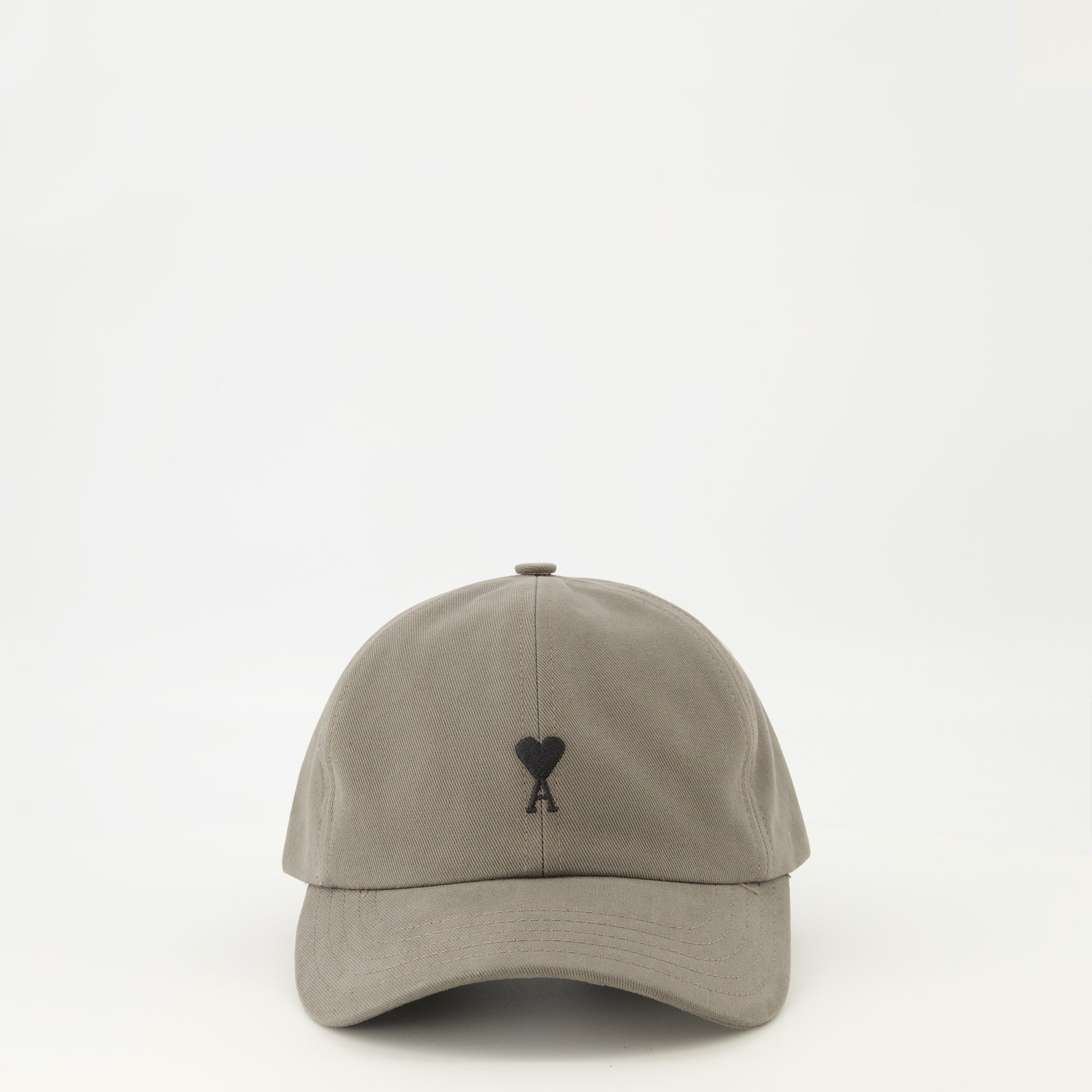 Image de l'article Casquette Ami de coeur grise de la marque Ami PARIS pour Unisex - Saison Printemps-Été 2026 - Vue de Face