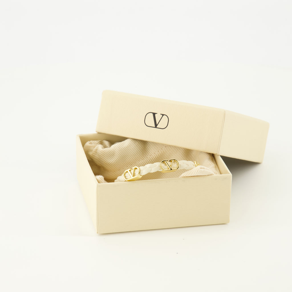 Image of the beige Vlogo leather bracelet from the brand Valentino Garavani for Women - Spring-Summer 2026 - Detailed View 3