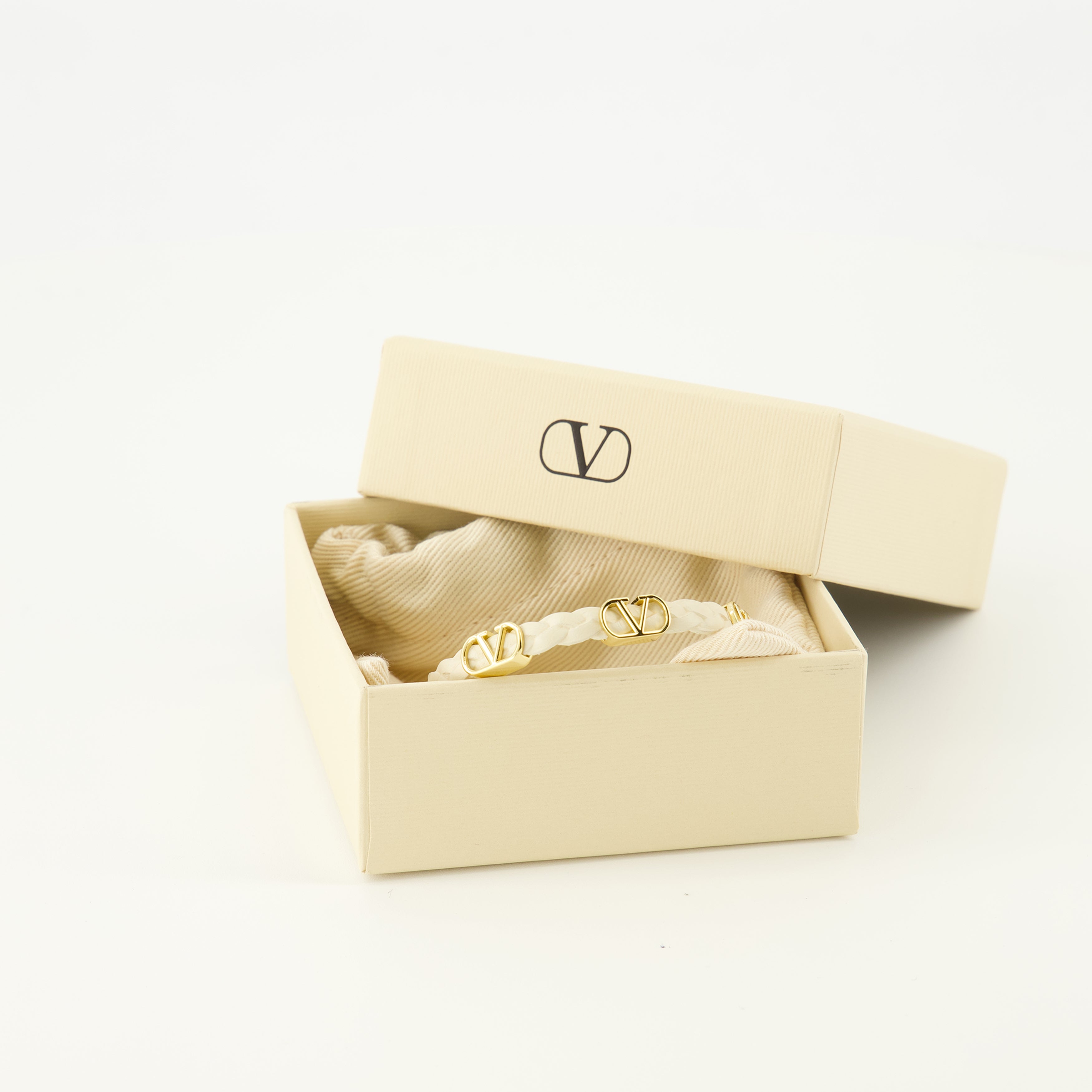 Image de l'article Bracelet en cuir Vlogo beige de la marque Valentino Garavani pour Femme - Saison Printemps-Été 2026 - Vue détaillée_3