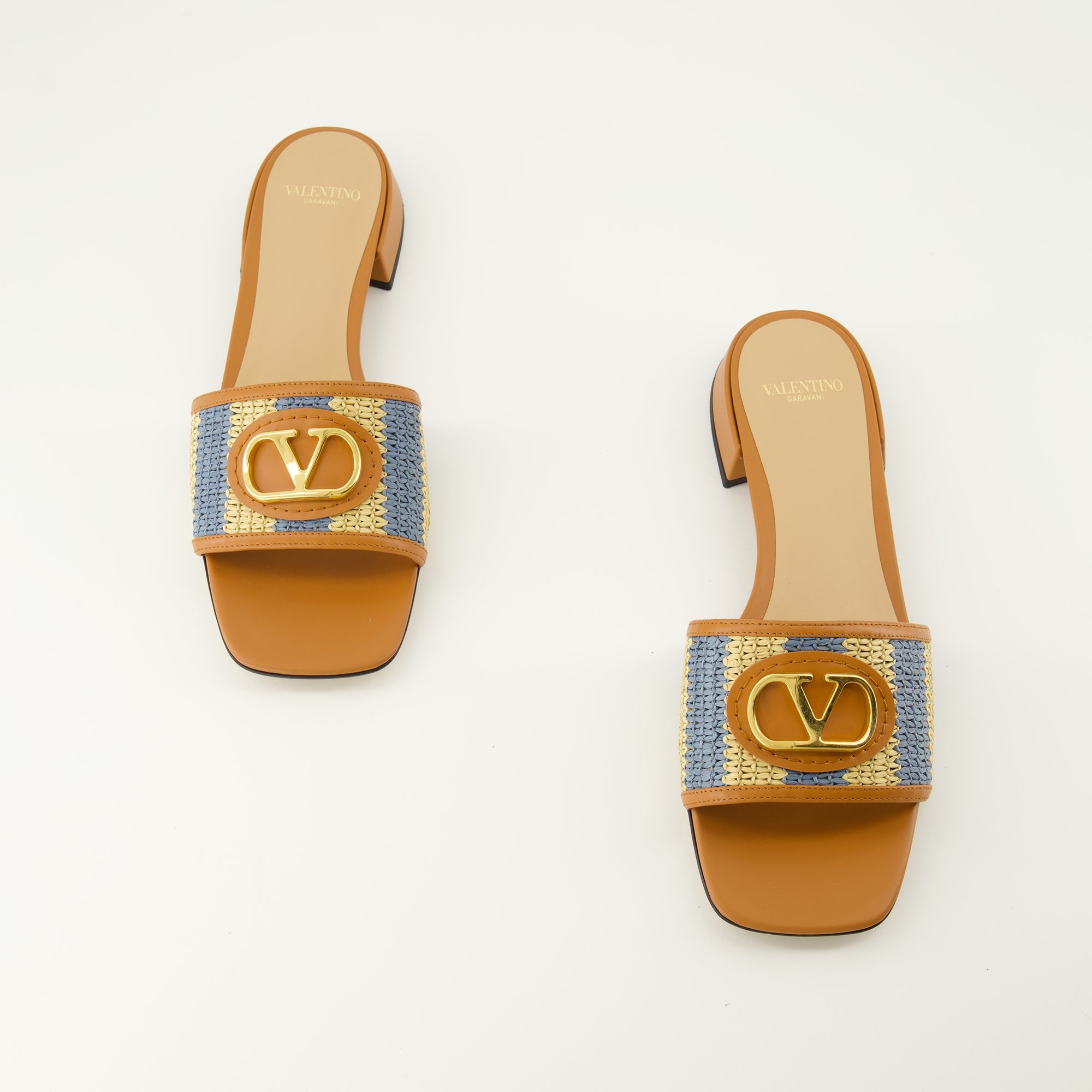 Image of Vlogo Sandals in beige and blue raffia by Valentino Garavani for Women - Spring-Summer 2026 Season - Top view of the pair of shoes