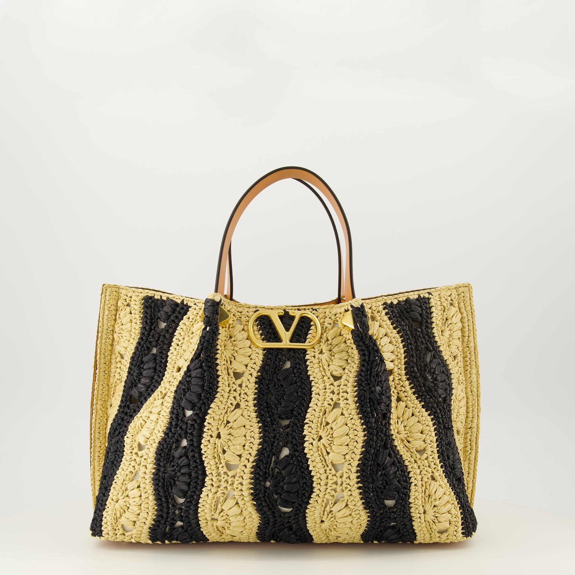 Image of the item Raffia and leather tote bag by Valentino Garavani for Women - Spring-Summer 2026 - Front View