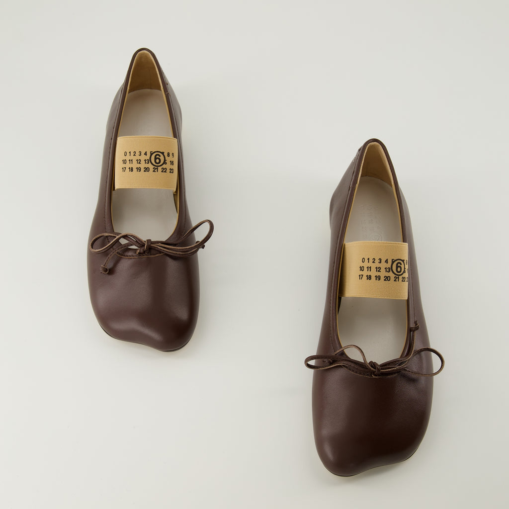 Image de l'article Ballerines Anatomic Numeric marron de la marque Mm6 pour Femme - Saison Printemps-Été 2026 - Vue de dessus paire de chaussure