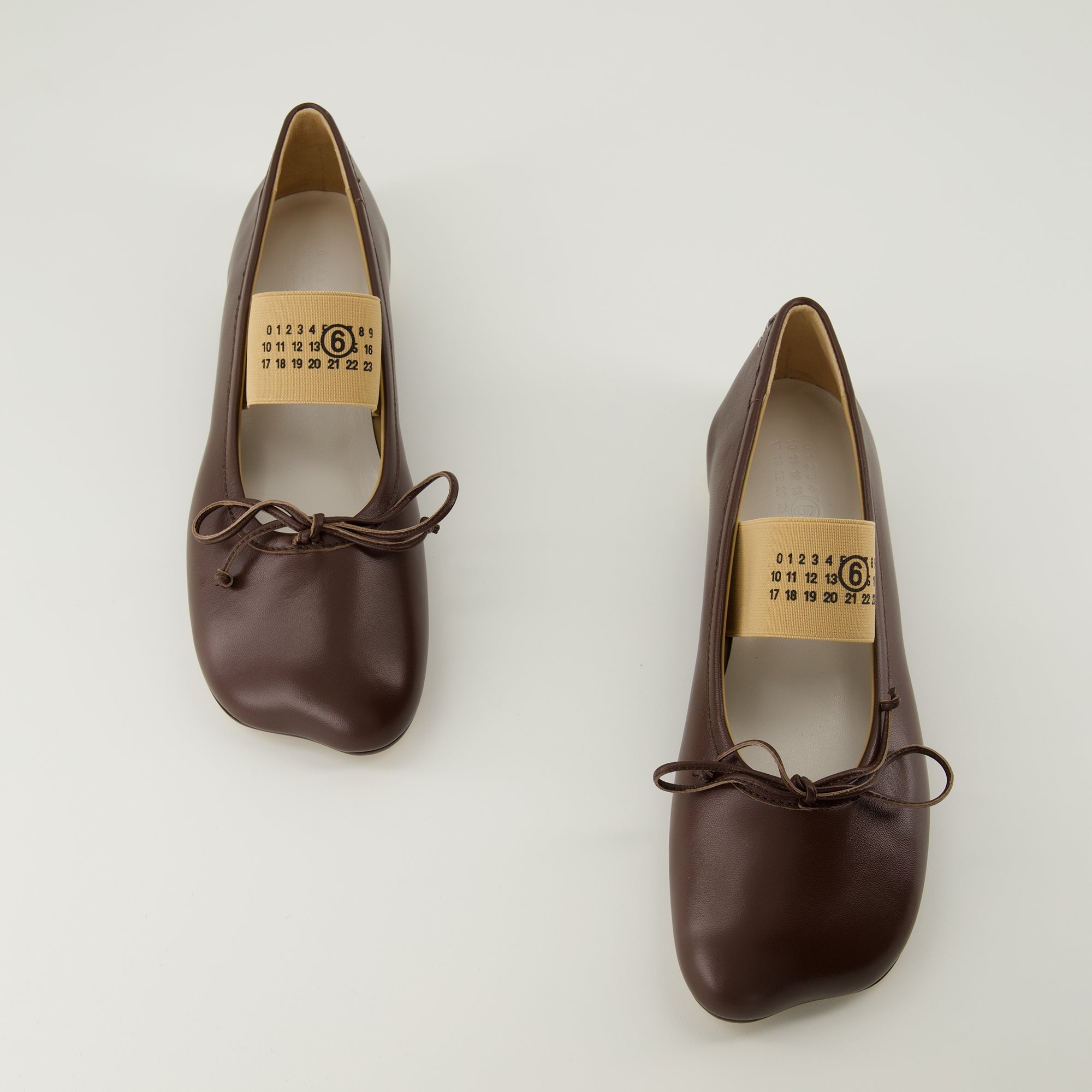 Image de l'article Ballerines Anatomic Numeric marron de la marque Mm6 pour Femme - Saison Printemps-Été 2026 - Vue de dessus paire de chaussure