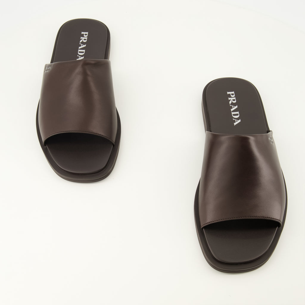 Chaussures ouvertes Mules en cuir marron Prada Marron Homme
