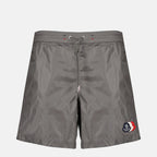 Imagem do calção de banho em nylon cinza com logótipo da Moncler para homem - Coleção Primavera-Verão 2026 - Vista Frontal