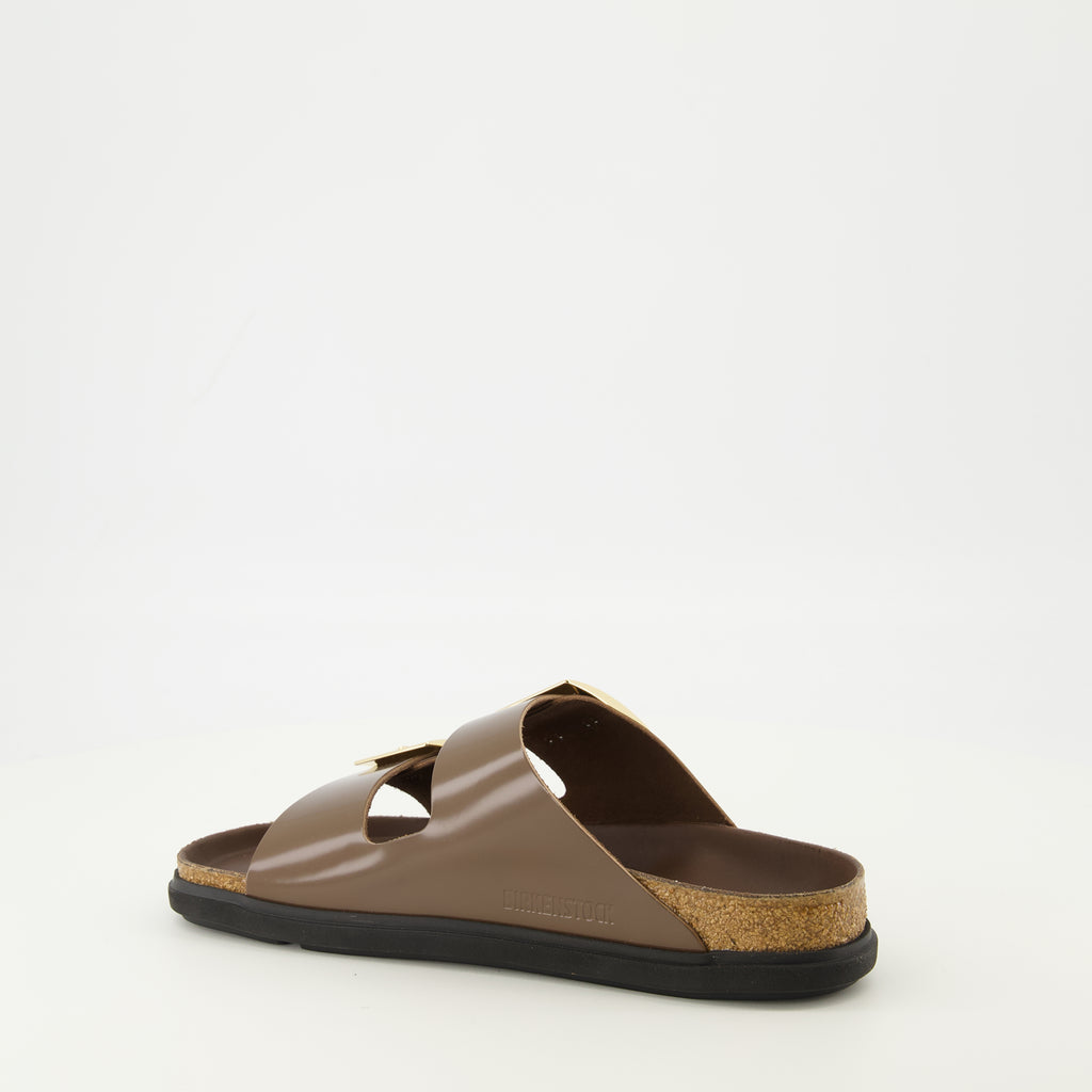 Image de l'article Sandales Arizona Droplet Buckle marron de la marque Birkenstock pour Femme - Saison Printemps-Été 2026 - Vue trois quarts arrière droite