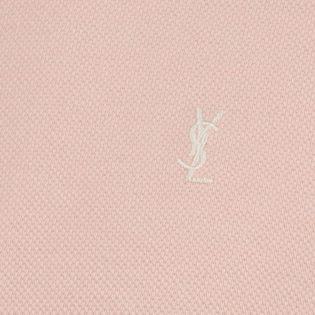 サン・ローランブランドの男性用YSLピンクTシャツの画像 - 2026年春夏 - 詳細ビュー_1