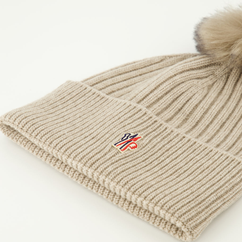 Image de l'article Bonnet avec pompom de la marque Moncler Grenoble pour Femme - Saison Automne-Hiver 2025 - Vue détaillée_2