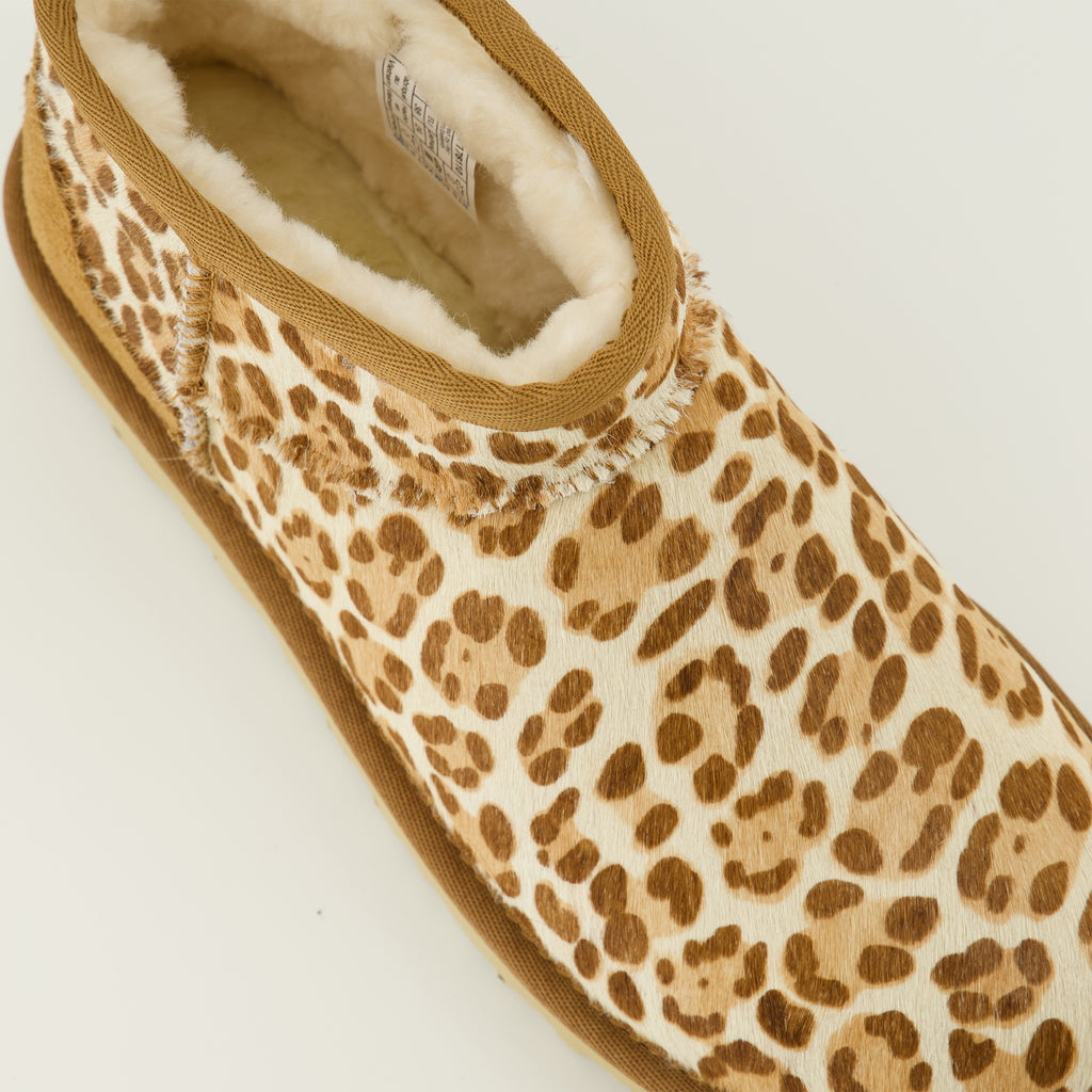 Image de l'article Bottines Classic Ultra Mini II léopard de la marque Ugg pour Femme - Saison Printemps-Été 2026 - Vue détaillée de haut