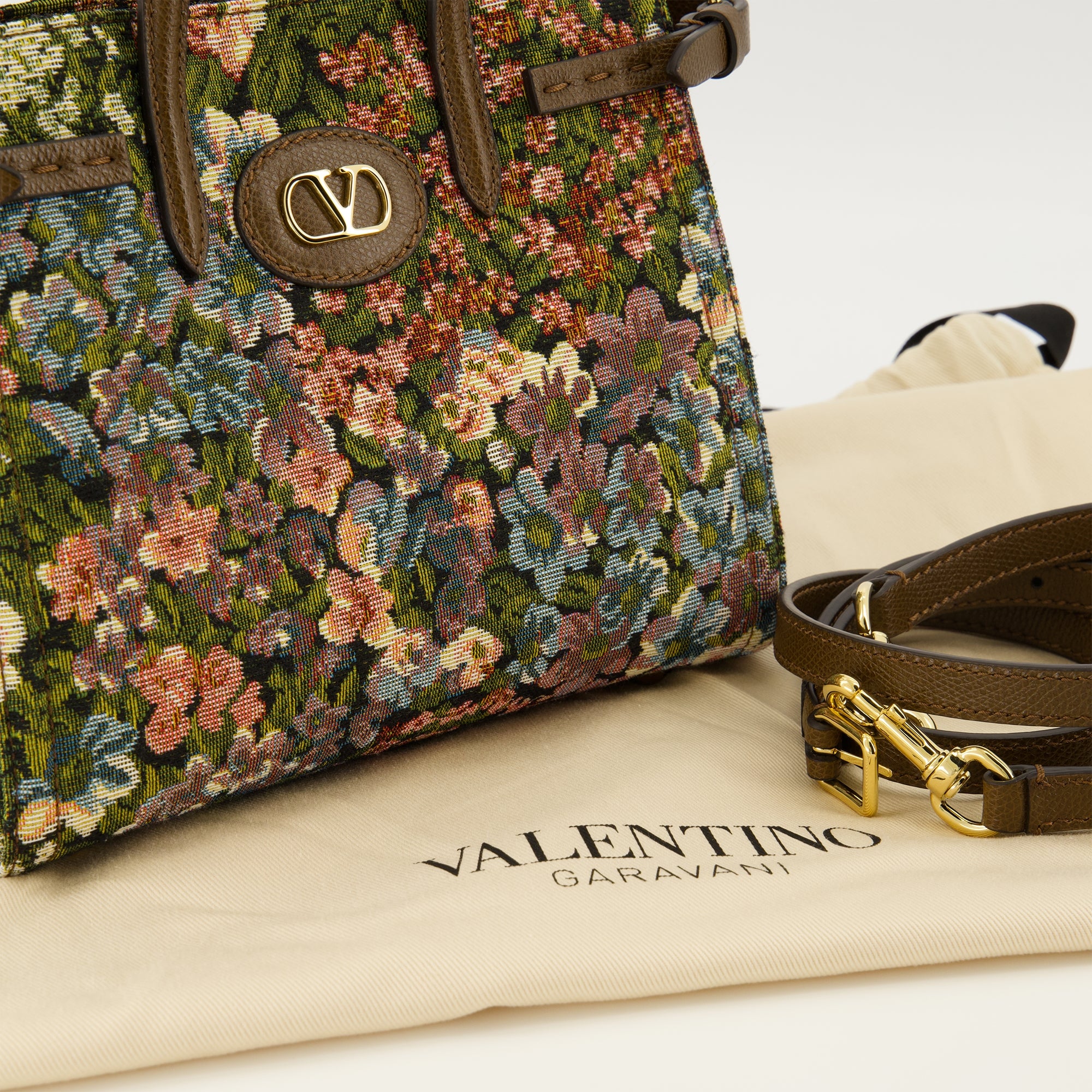 Image de l'article Mini cabas brodé de la marque Valentino Garavani pour Femme - Saison Printemps-Été 2026 - Vue détaillée_2