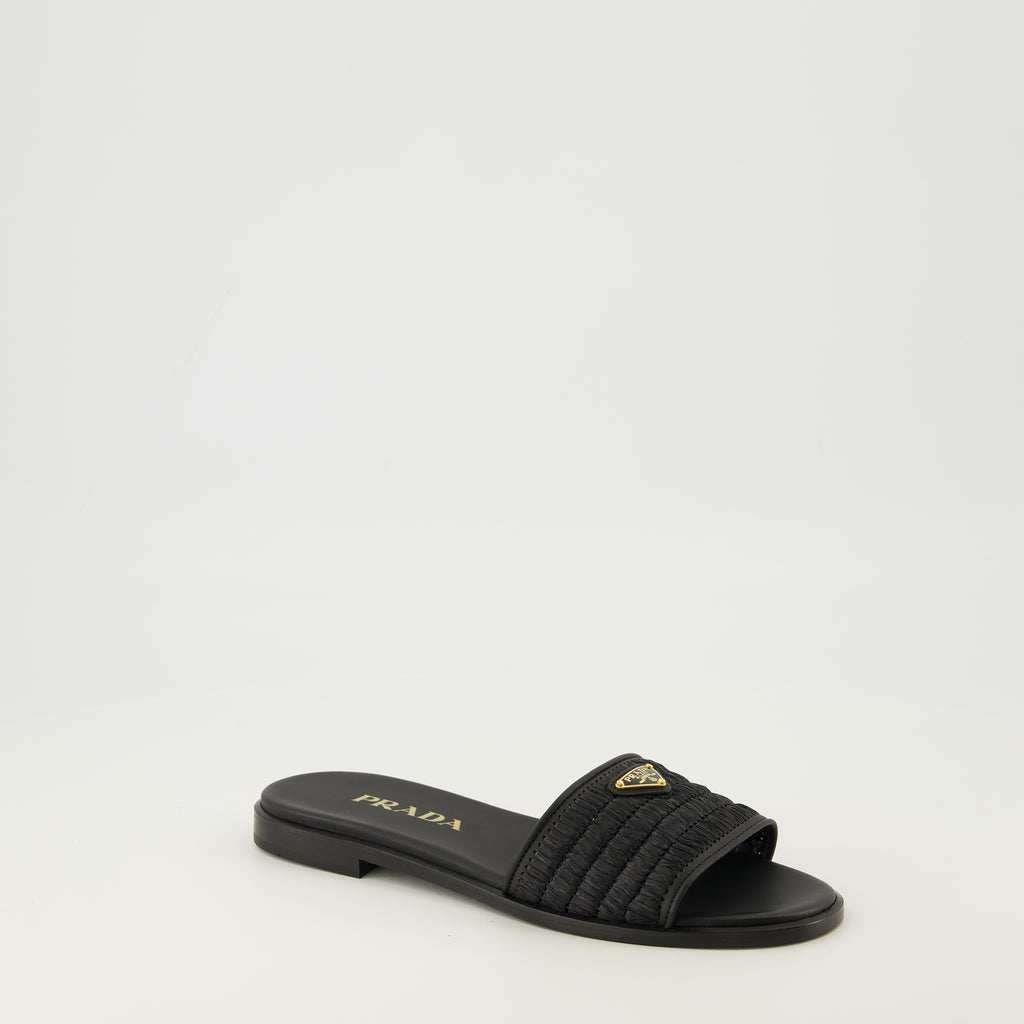 Bild der schwarzen Crochetmules von Prada für Frauen - Frühjahr-Sommer 2026 - Dreiviertelansicht von vorne rechts
