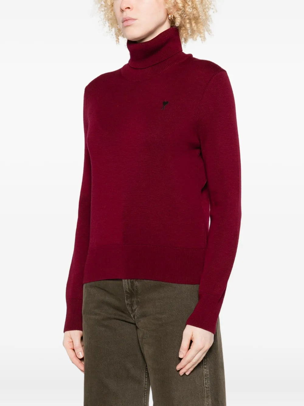 Imagen del suéter de cuello alto Ami de coeur de la marca Ami PARIS para Mujer - Temporada Otoño-Invierno 2025 - Vista Detallada_1