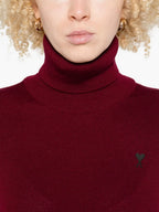 Imagen del suéter de cuello alto Ami de coeur de la marca Ami PARIS para Mujer - Temporada Otoño-Invierno 2025 - Vista Detallada_5