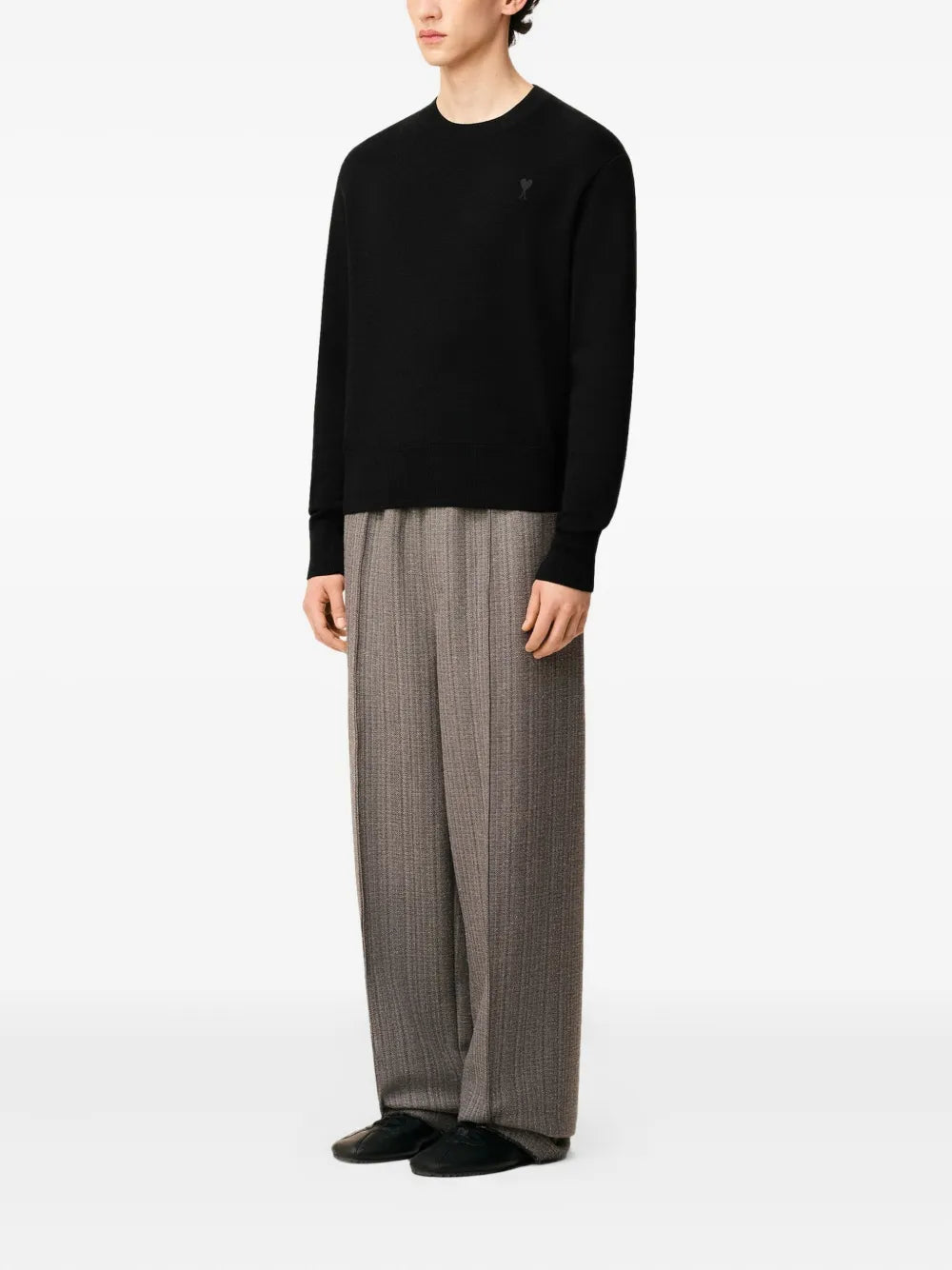 Imagen del suéter negro de corazón de la marca Ami PARIS para Hombre - Temporada Otoño-Invierno 2025 - Vista Trasera