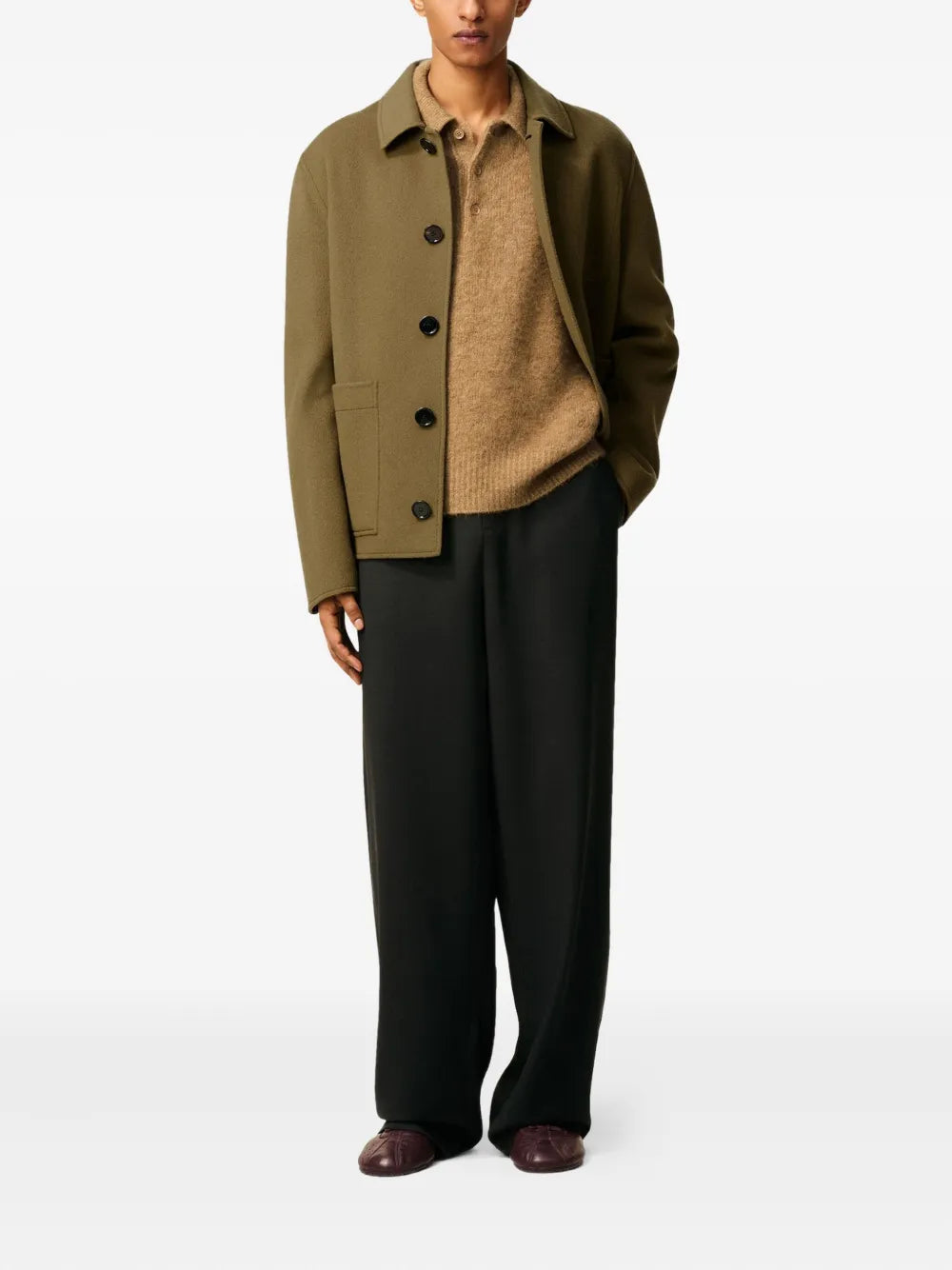 Imagem do casaco caqui da marca Ami PARIS para Homem - Temporada Outono-Inverno 2025 - Vista Traseira