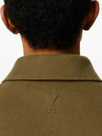 Imagem do casaco caqui da marca Ami PARIS para Homem - Temporada Outono-Inverno 2025 - Vista Detalhe_7