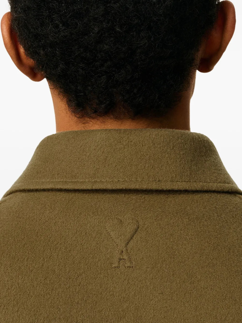 Imagem do casaco caqui da marca Ami PARIS para Homem - Temporada Outono-Inverno 2025 - Vista Detalhe_7