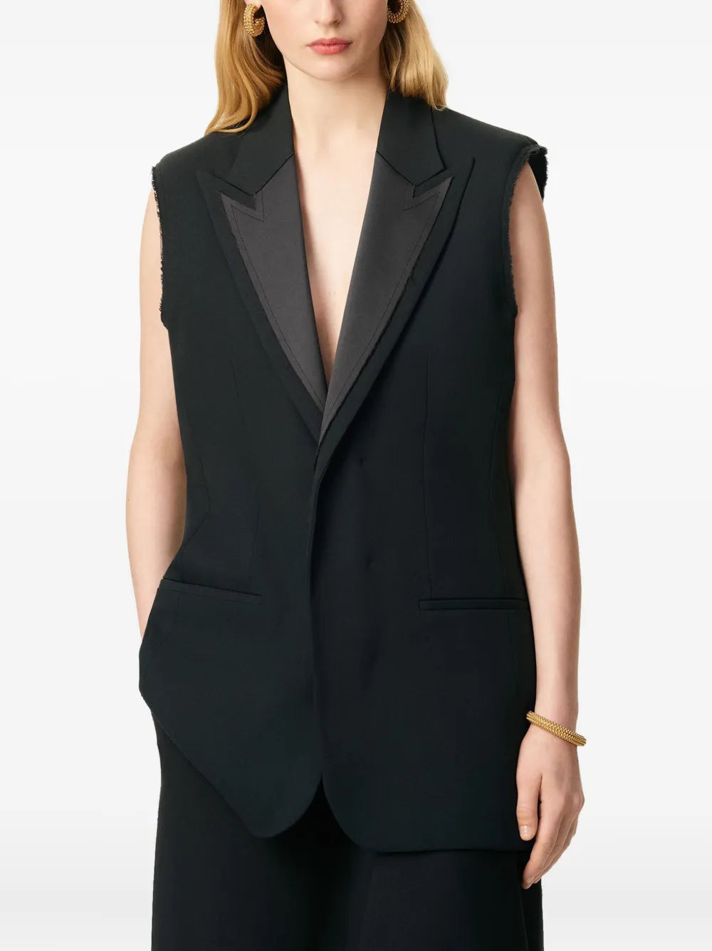 Image of the sleeveless blazer from the brand Ami PARIS for Women - Fall-Winter Season 2025 - Detailed View_5