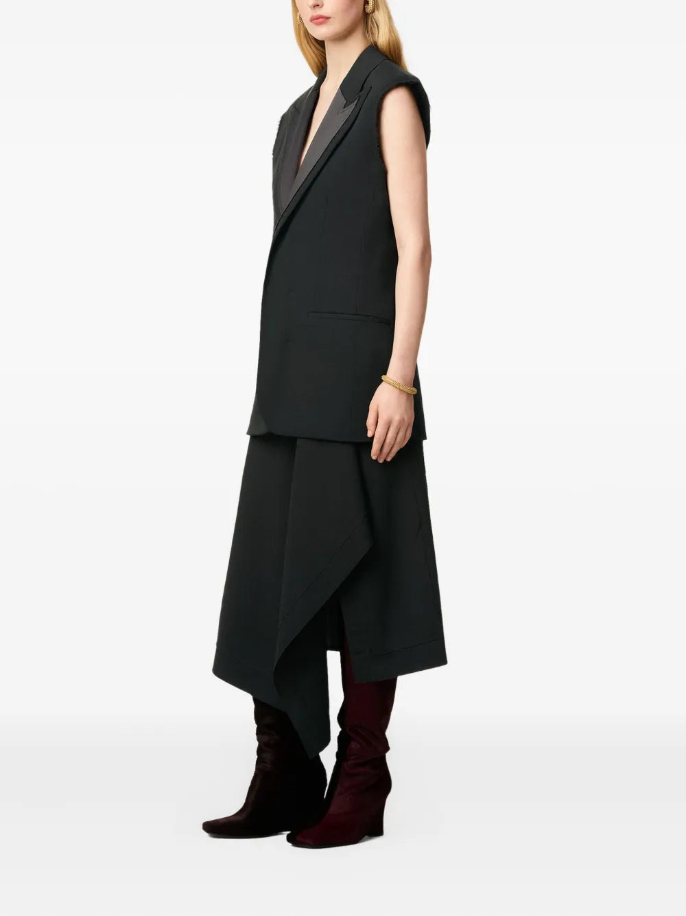 Image of the sleeveless blazer from the brand Ami PARIS for Women - Fall-Winter Season 2025 - Detailed View_1