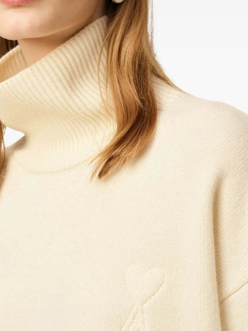 Immagine dell'articolo maglione a collo alto Ami cuore del marchio Ami PARIS per Unisex - Stagione Autunno-Inverno 2025 - Vista dettagliata_5