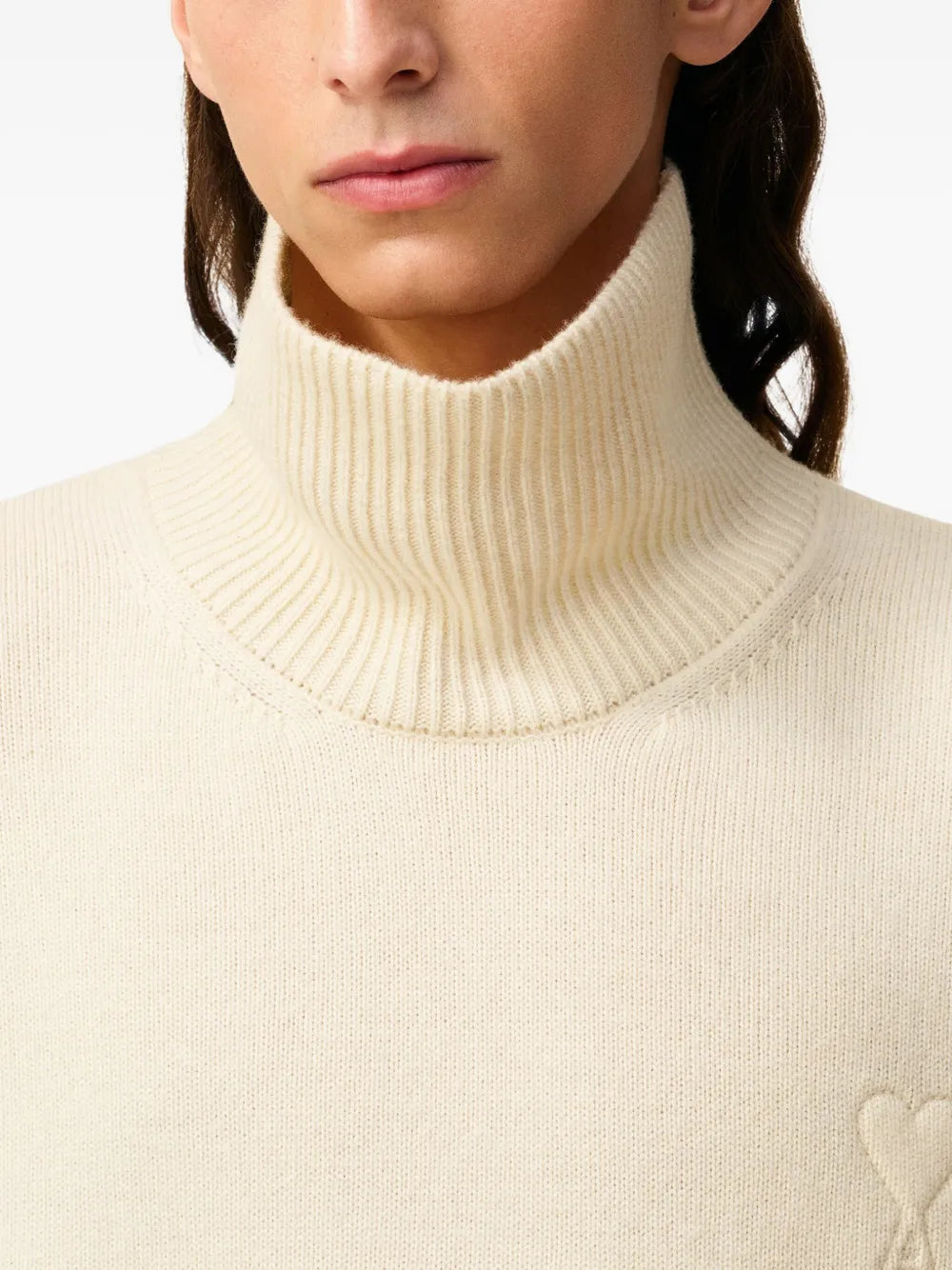 Immagine dell'articolo maglione a collo alto Ami cuore del marchio Ami PARIS per Unisex - Stagione Autunno-Inverno 2025 - Vista dettagliata_7