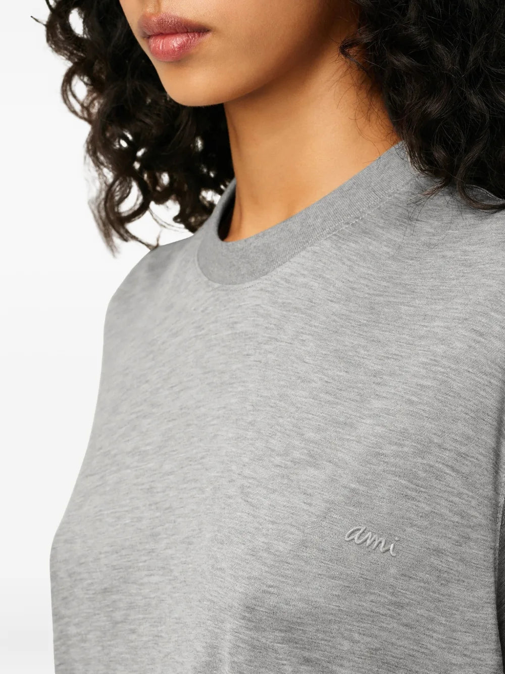 Immagine della T-shirt ricamata del marchio Ami PARIS per Unisex - Stagione Autunno-Inverno 2025 - Vista Dettagliata_5