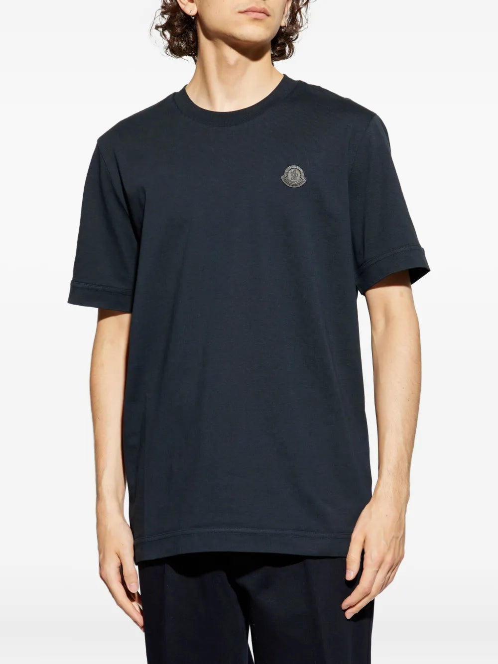 Image de l'article T-shirt logo en cuir de la marque Moncler pour Homme - Saison Automne-Hiver 2025 - Vue détaillée_1