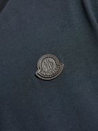 Imagen del artículo T-shirt de logo de cuero de la marca Moncler para Hombre - Temporada Otoño-Invierno 2025 - Vista Detallada_5