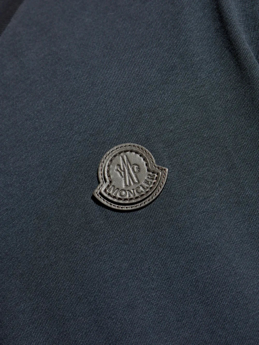 Image de l'article T-shirt logo en cuir de la marque Moncler pour Homme - Saison Automne-Hiver 2025 - Vue détaillée_5