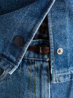 Imagem do artigo Camisa Curta em Denim da marca Prada para Mulheres - Temporada Outono-Inverno 2025 - Vista Detalhada_5