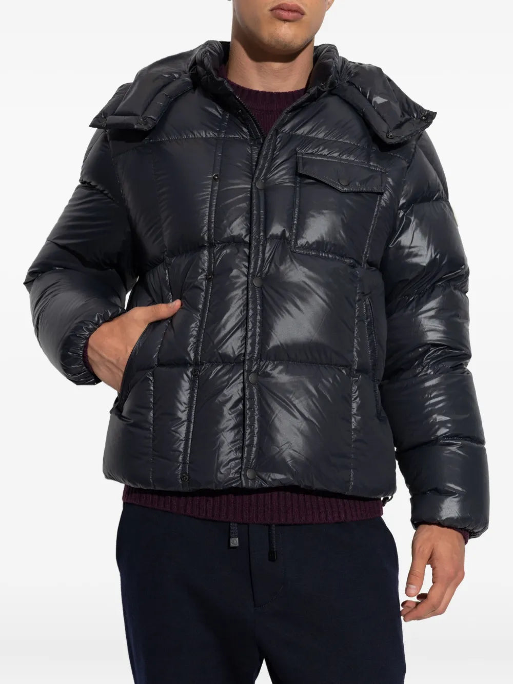 Image of the Moncler Serfanto Down Jacket for Men - Autumn-Winter 2025 - Detailed View 1