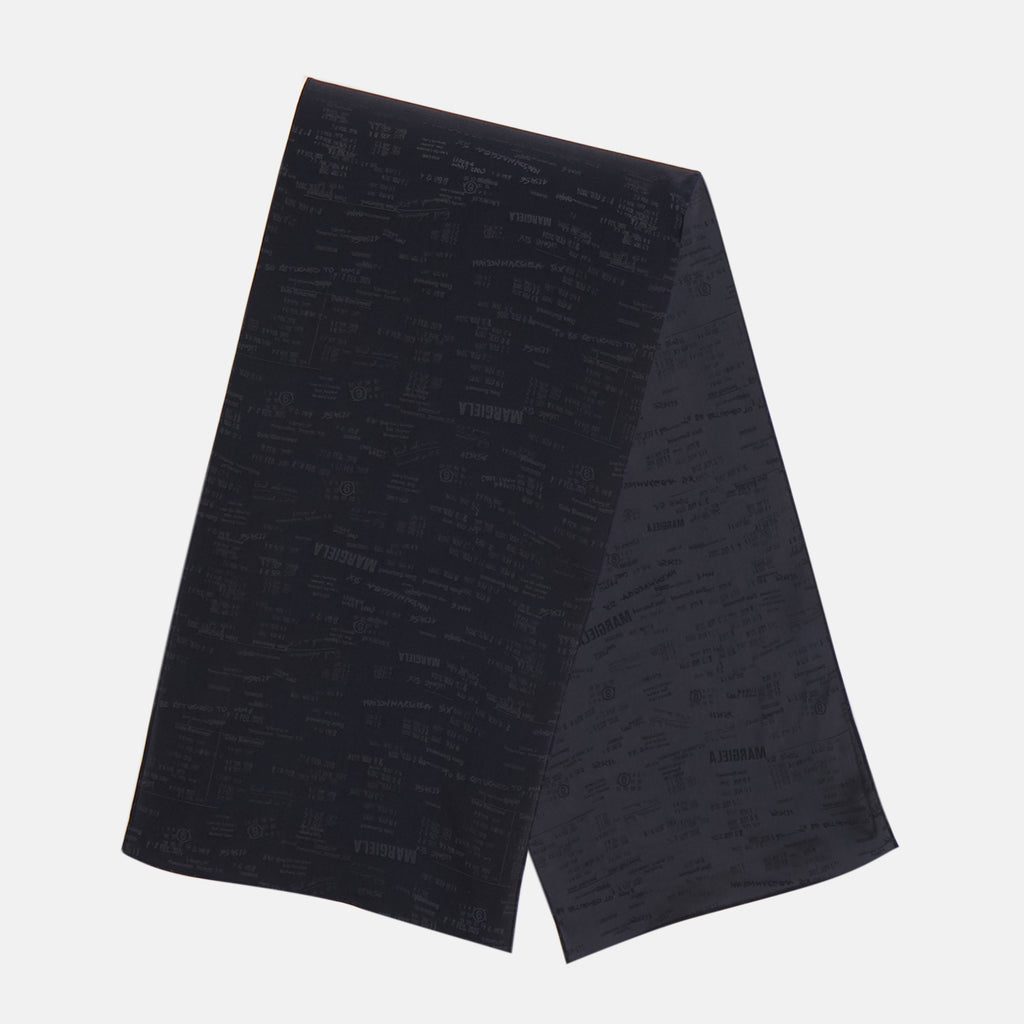 Image de l'article Foulard à imprimé noir et gris de la marque Mm6 pour Femme - Saison Printemps-Été 2026 - Vue de Dos