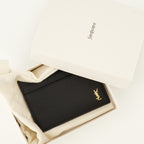 Immagine del portacarte Tiny Cassandre in pelle nera del marchio Saint Laurent per Uomo - Stagione Primavera-Estate 2026 - Vista Dettagliata_3