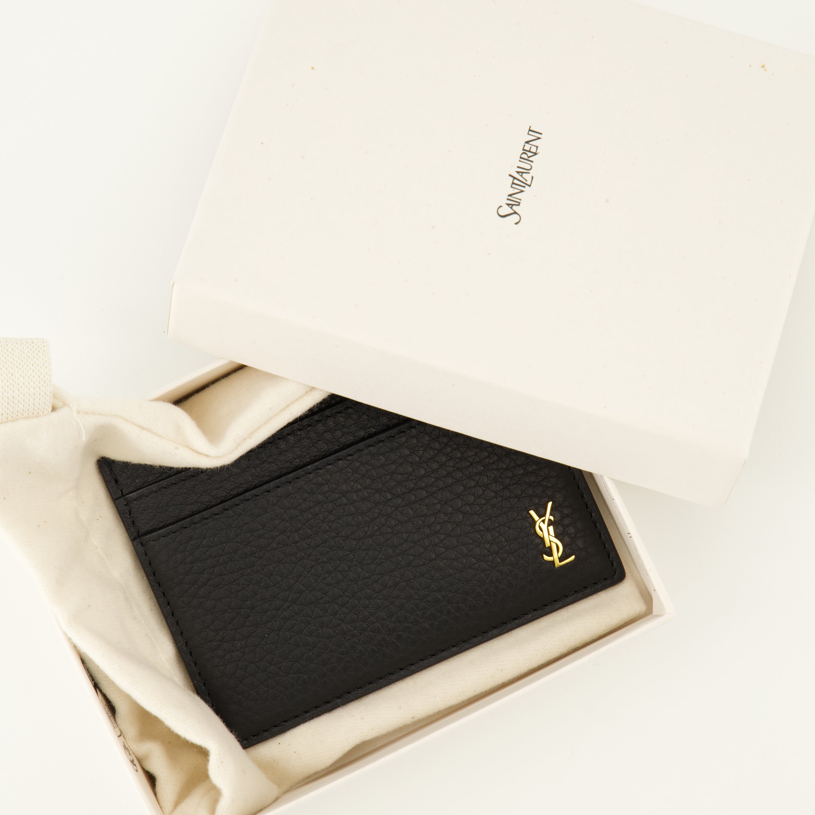 Image de l'article Portes-cartes Tiny Cassandre en cuir noir de la marque Saint Laurent pour Homme - Saison Printemps-Été 2026 - Vue détaillée_3