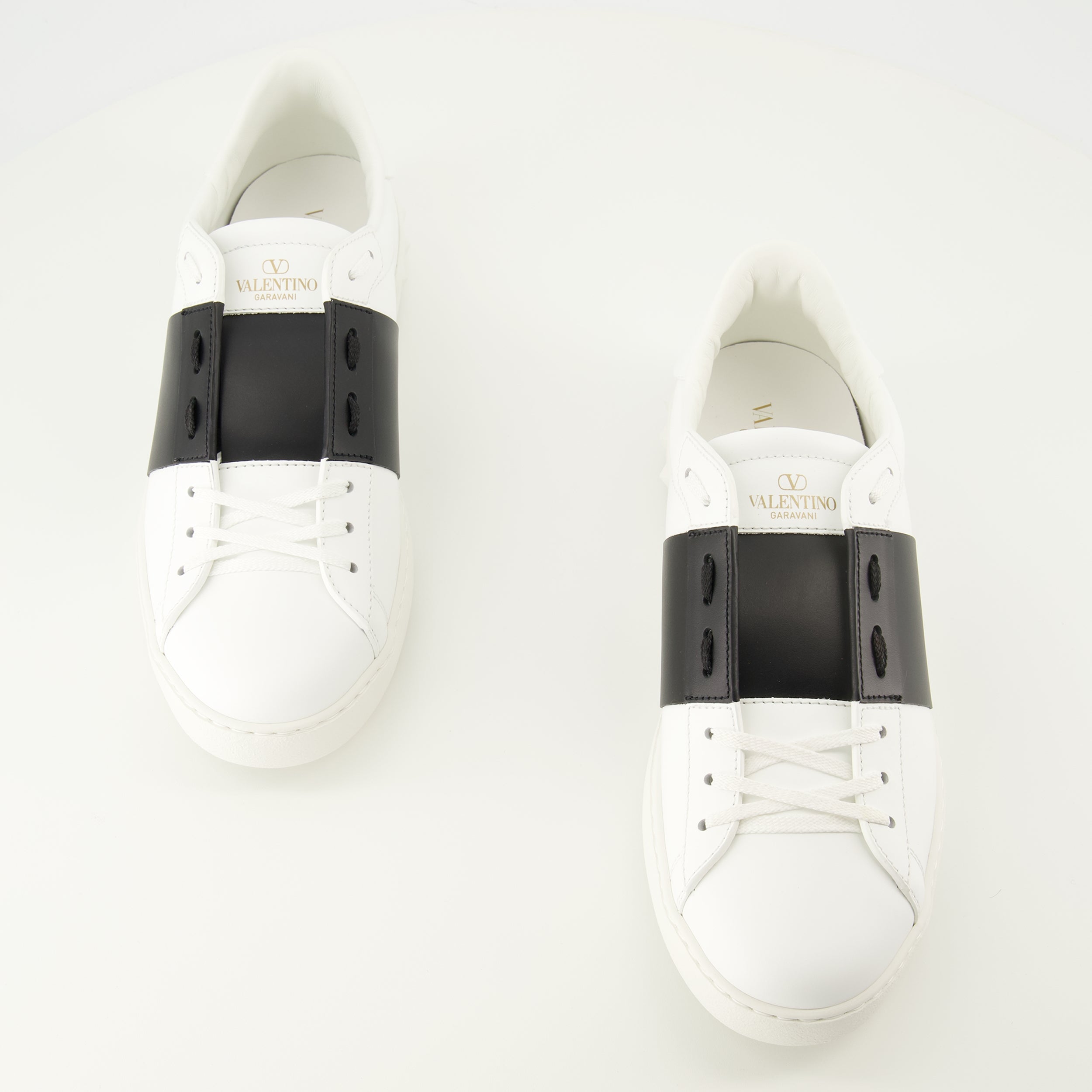 Image de l'article Baskets Open à bande noir de la marque Valentino Garavani pour Homme - Saison Printemps-Été 2026 - Vue de dessus paire de chaussure